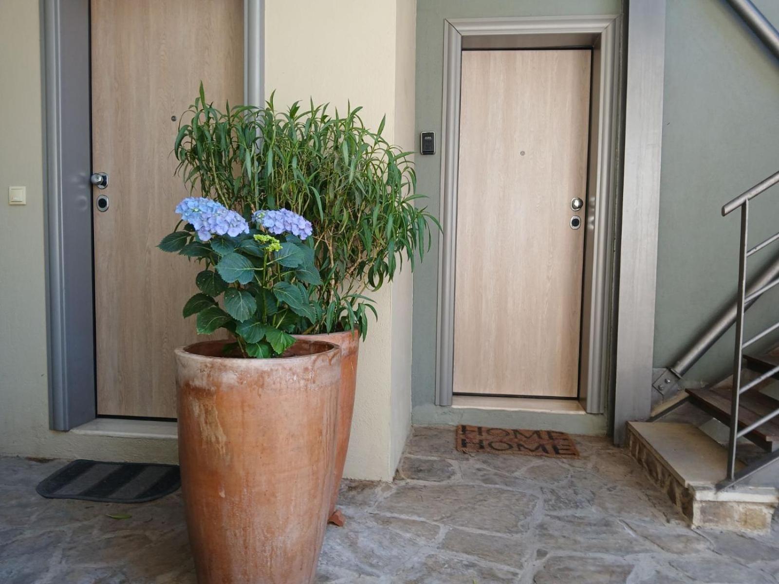 Quiet Urban Studio With Private Backyard Салоники Экстерьер фото